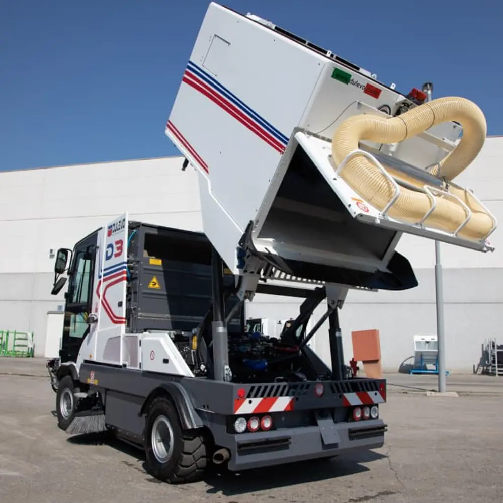 Dulevo D3 met geopende vuilcontainer voor het lossen van veegvuil