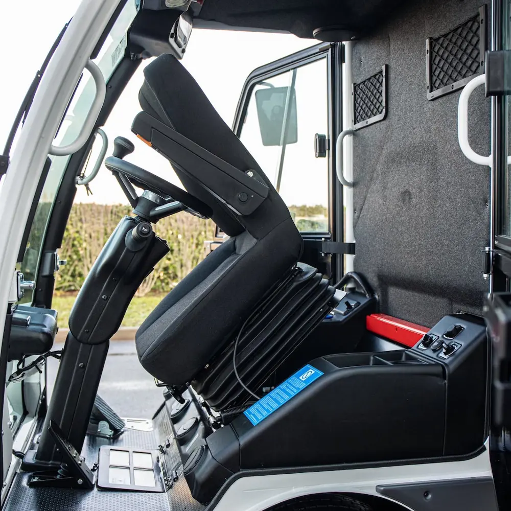 Ergonomische cabine van Dulevo 850 straatveegmachine met comfortabele bestuurdersstoel