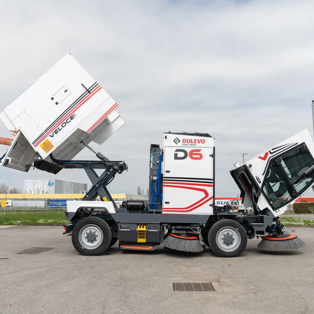 Dulevo D6 Veloce met geheven container en geopende cabine voor onderhoudstoegang