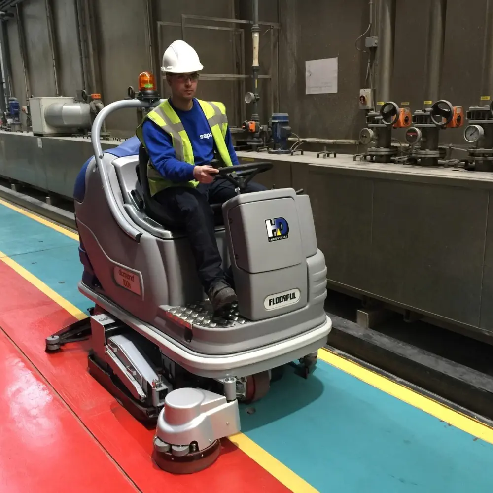 Floorpul Diamond 100S schrob-veegmachine voor productieomgeving