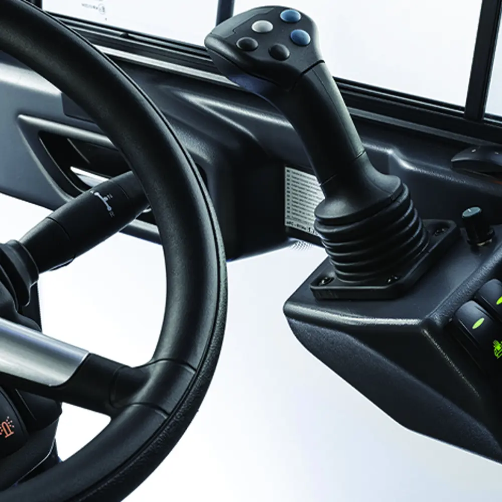 Ergonomische joystick en stuurkolom in de cabine van de Dulevo D6