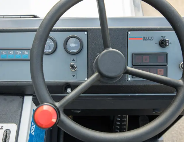 De veegmachine 120 met extra comfort voor de chauffeur door de stuurbekrachtiging