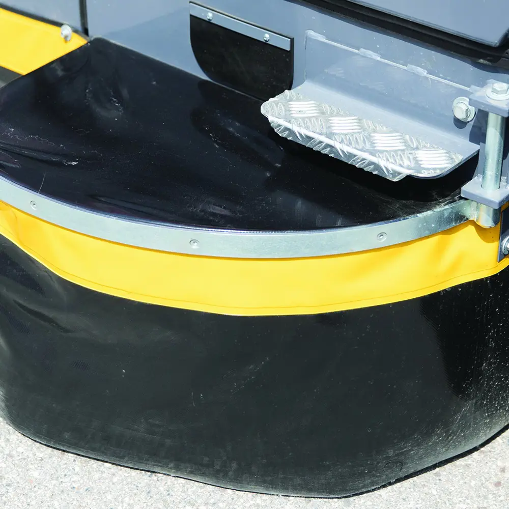 Zijborstel met zijborstel stofkap van de Dulevo D3 veegmachine in detail. Vegen in zeer stoffige omstandigheden. 