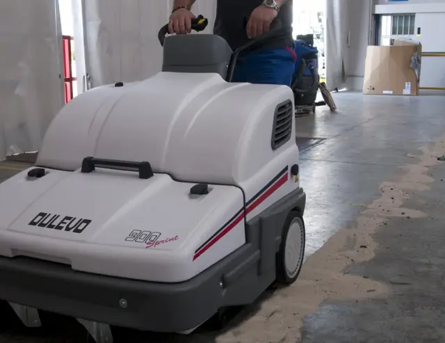 De veegmachine voor in een garage