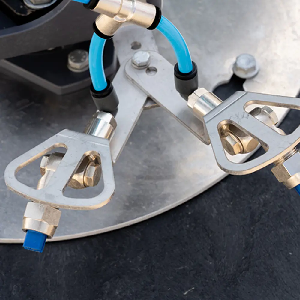 Detail hogedruksproeiers van Dulevo Dzero2 elektrische straatveegmachine