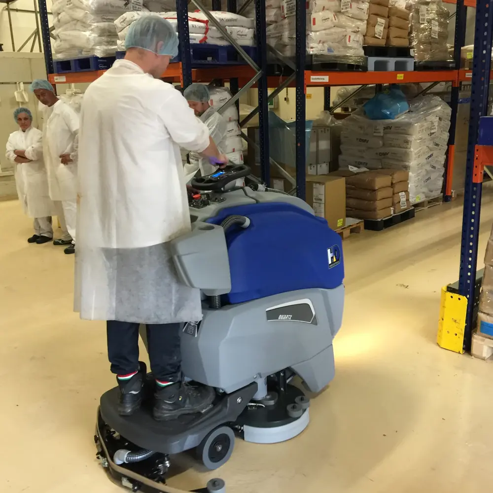 Floorpul Quarz 80 schrobmachine in gebruik in een magazijn in Nederland