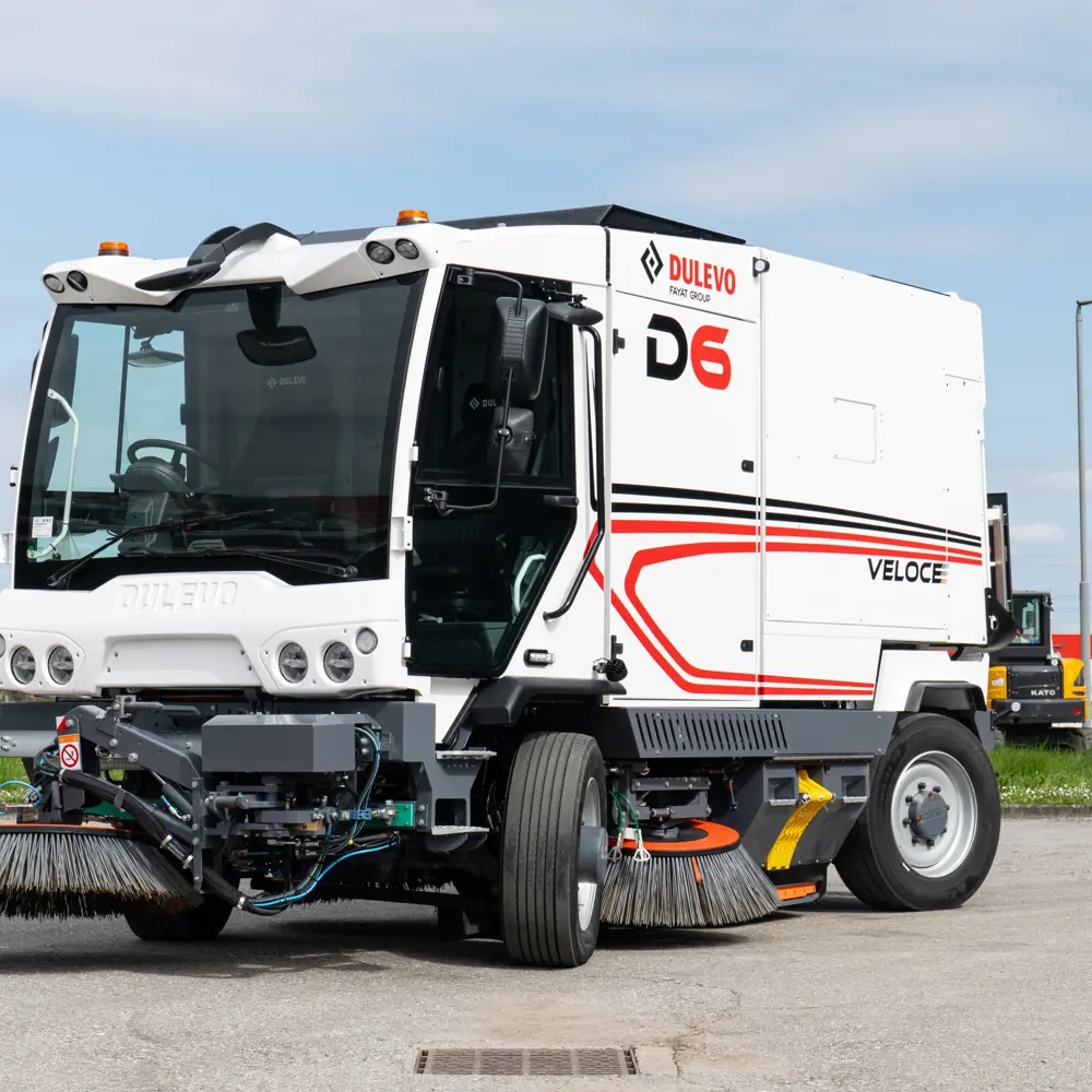 Dulevo D6 Veloce straatveegmachine driekwart vooraanzicht op industrieterrein in Nederland