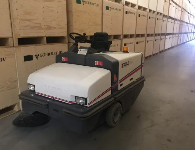 Veegmachine voor in een magazijn.