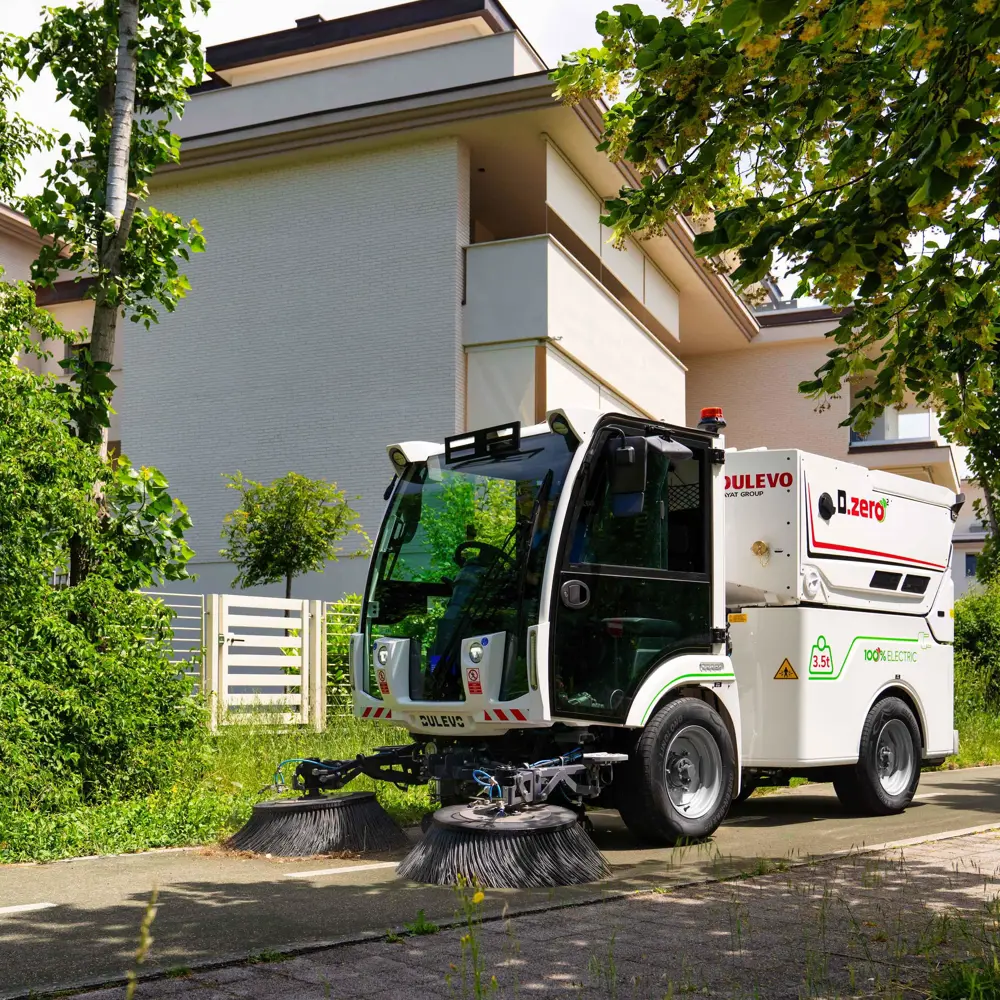 Dulevo Dzero2 elektrische veegwagen reinigt straat in groene woonwijk