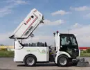 Dulevo Dzero2 elektrische veegwagen met opgeheven vuilcontainer voor lediging