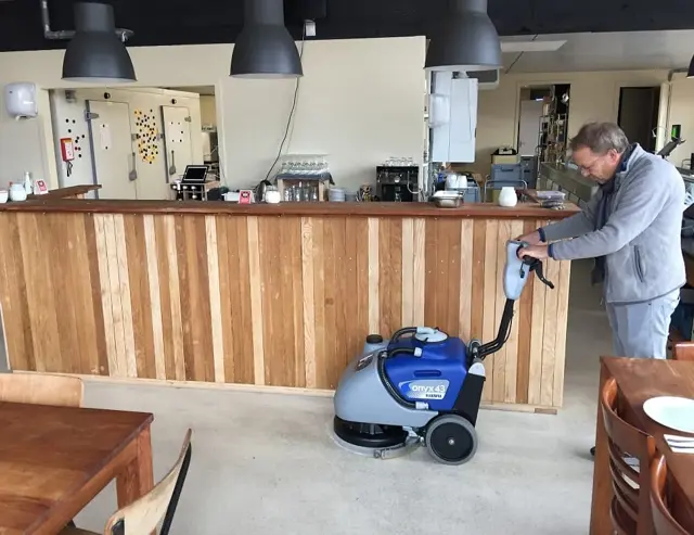 Schrobmachine Onyx 43B een top schrobmachine voor alle oppervlaktes