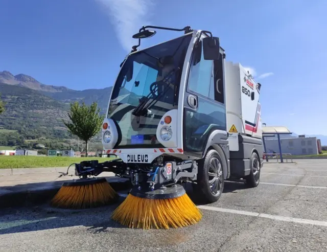 veegwagen Dulevo 850 op een groot parkeerterrein