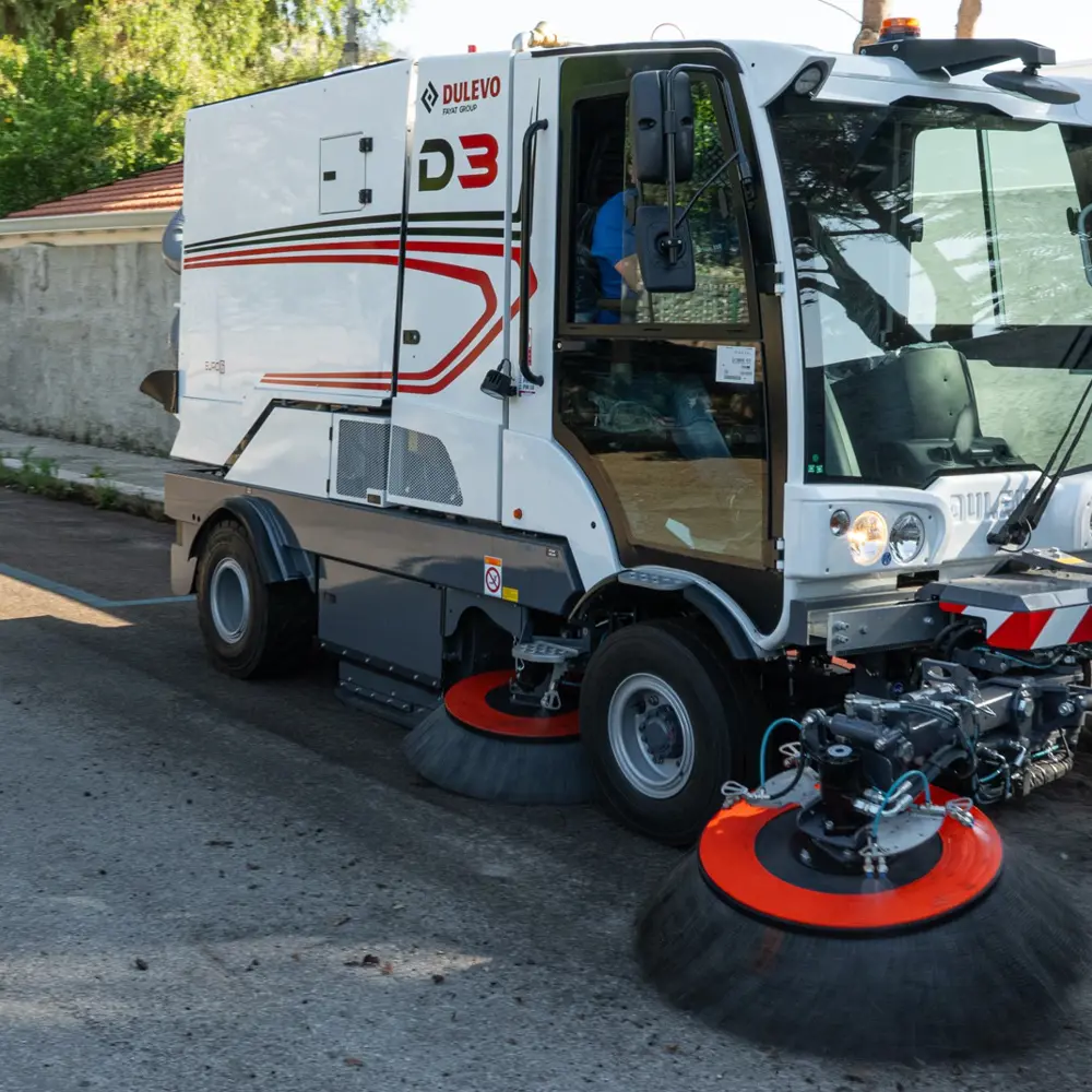 Dulevo D3 veegmachine veegt straat met actieve borstels in woonwijk