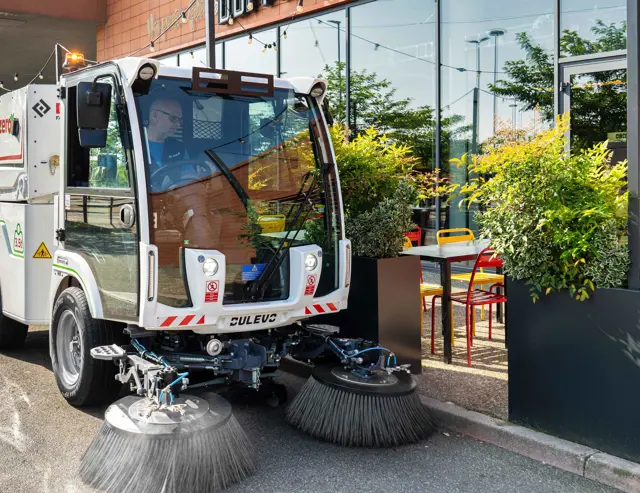 Dulevo Dzero2 is licht en kan doordoor in winkelgebieden goed vegen.