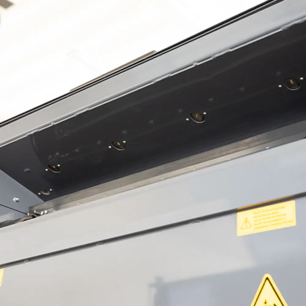 Detailopname vuilbak opening bovenzijde Dulevo D6 Veloce straatveegmachine