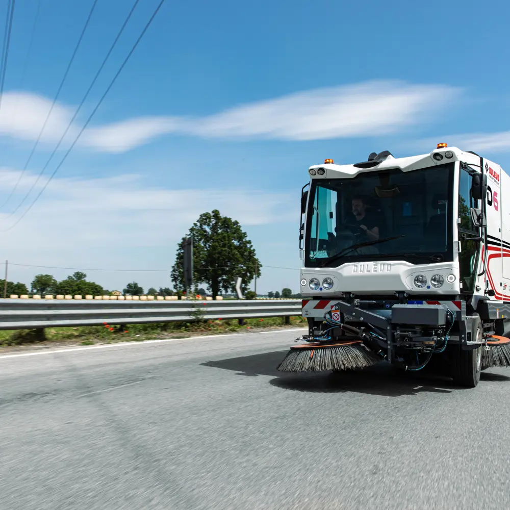 Dulevo D6 straatveegmachine veegt de rijbaan van een snelweg in Nederland