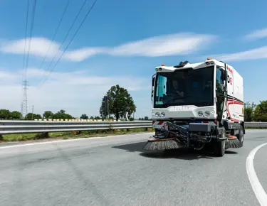 Dulevo D6 straatveegmachine veegt de rijbaan van een snelweg in Nederland