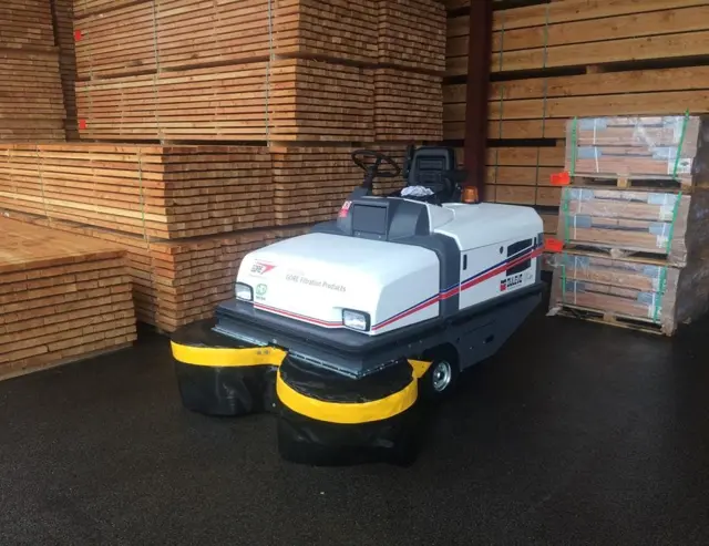 Dulevo veegmachine in een magazijn