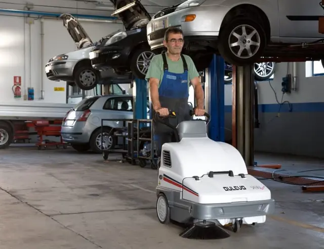 Een veegmachine die stof opveegt en voordelig is