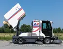 Dulevo D3 met geopende vuilcontainer en zuigsysteem zijkant weergave
