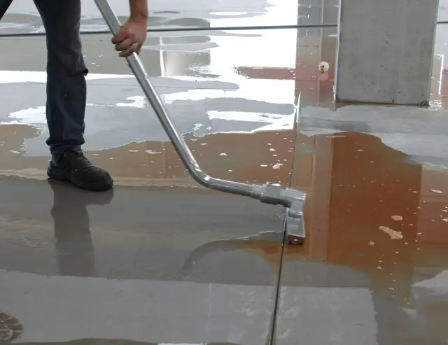 Afzuigen vloer met olie OIL 80 oliezuiger en spanenzuiger