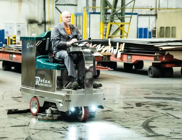 Gmatic zit schrobmachine in een productieomgeving