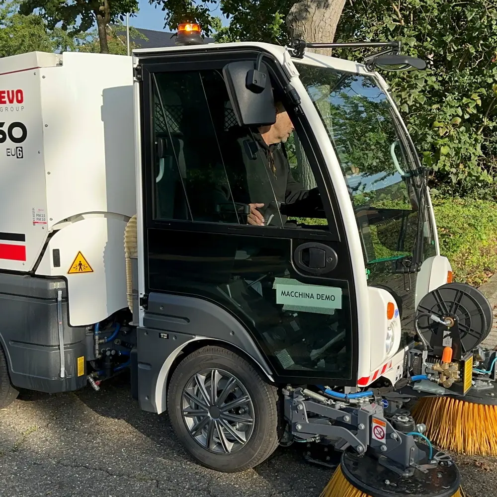 Dulevo 850 compacte veegwagen met bestuurder veegt klinkerbestrating in woonwijk België