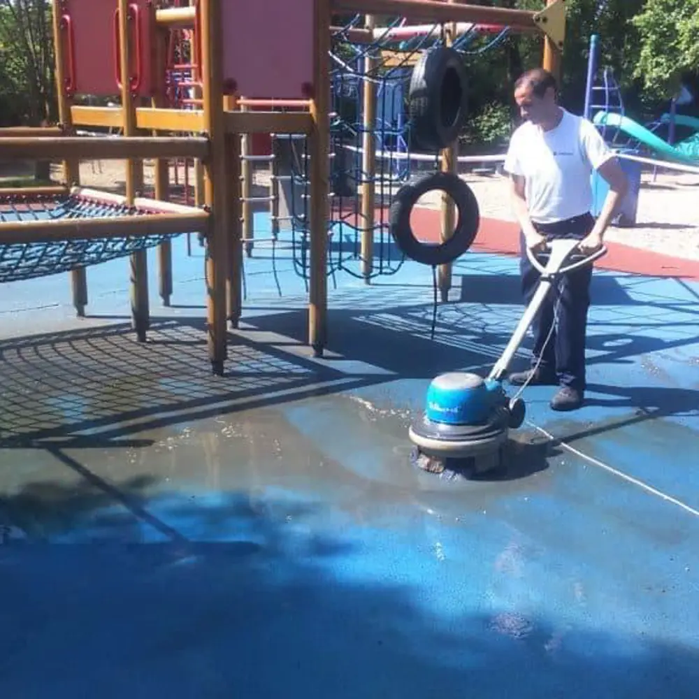 Terrazza MC in gebruik op rubber speelplaatsondergrond