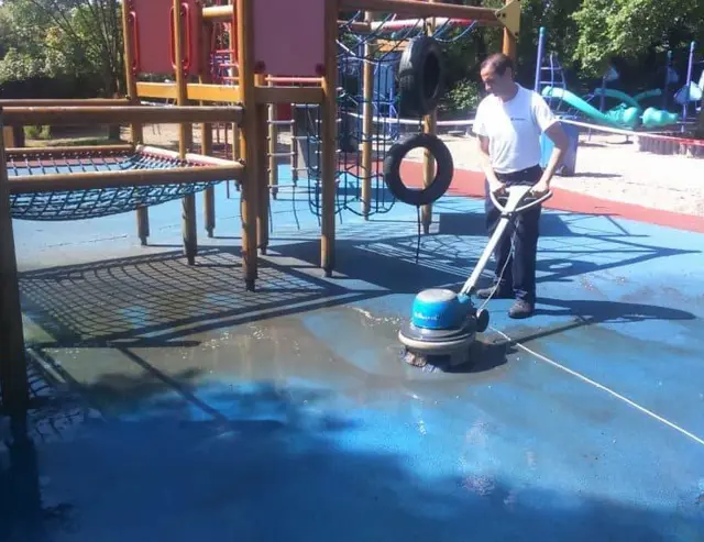 De Terrazza MC terrasreinigingsmachine: een terras dat er weer uitziet zoals het hoort.