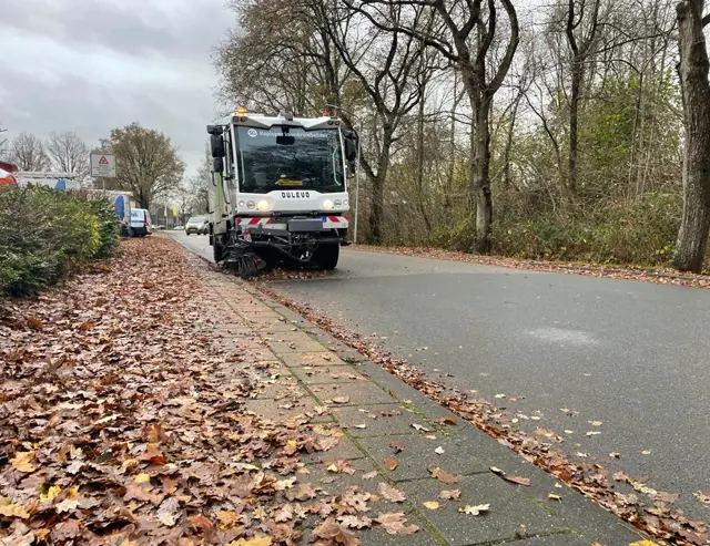 D6 Dulevo aan het vegen op de weg met veel blad.