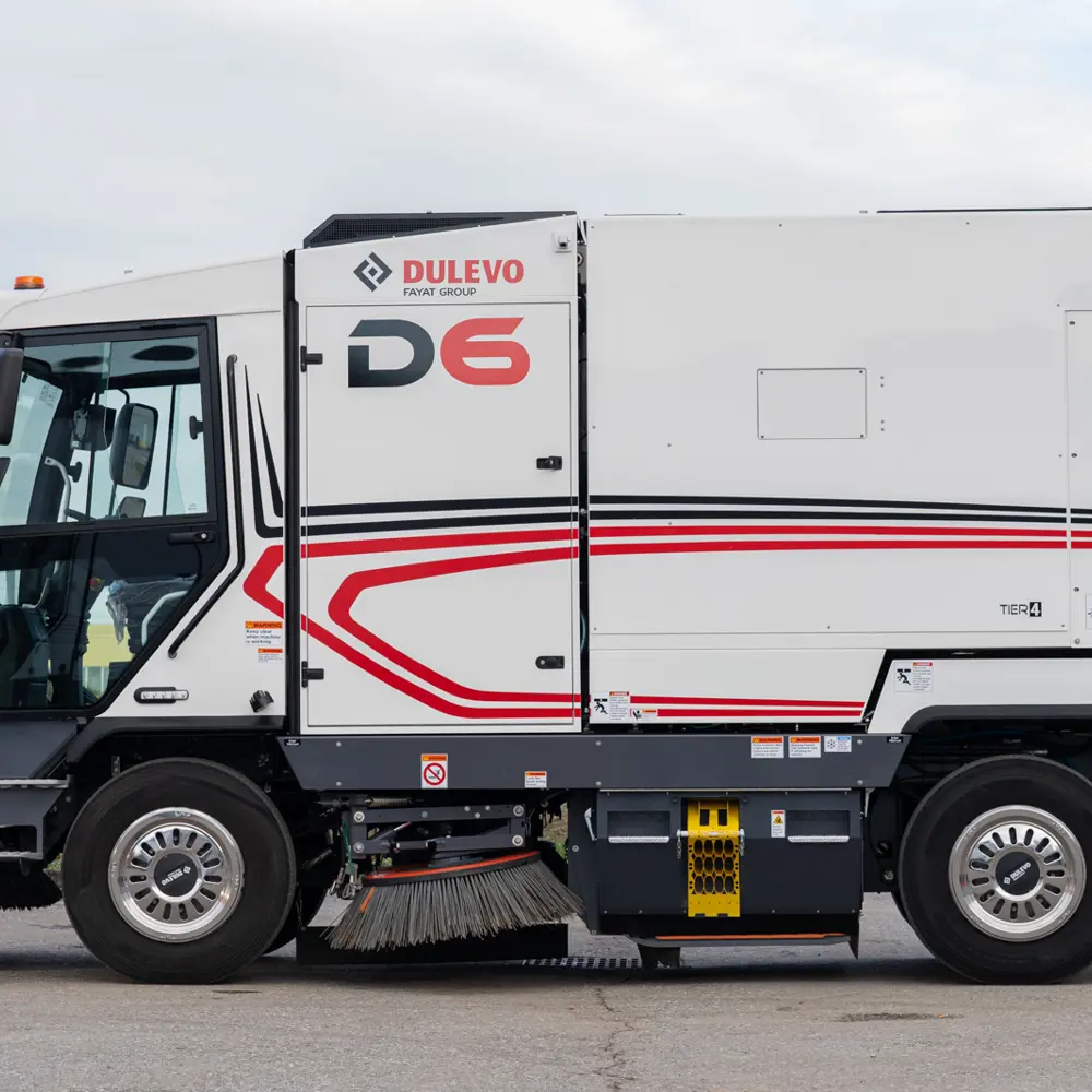 Dulevo D6 straatveegmachine in zijaanzicht op een parkeerplaats