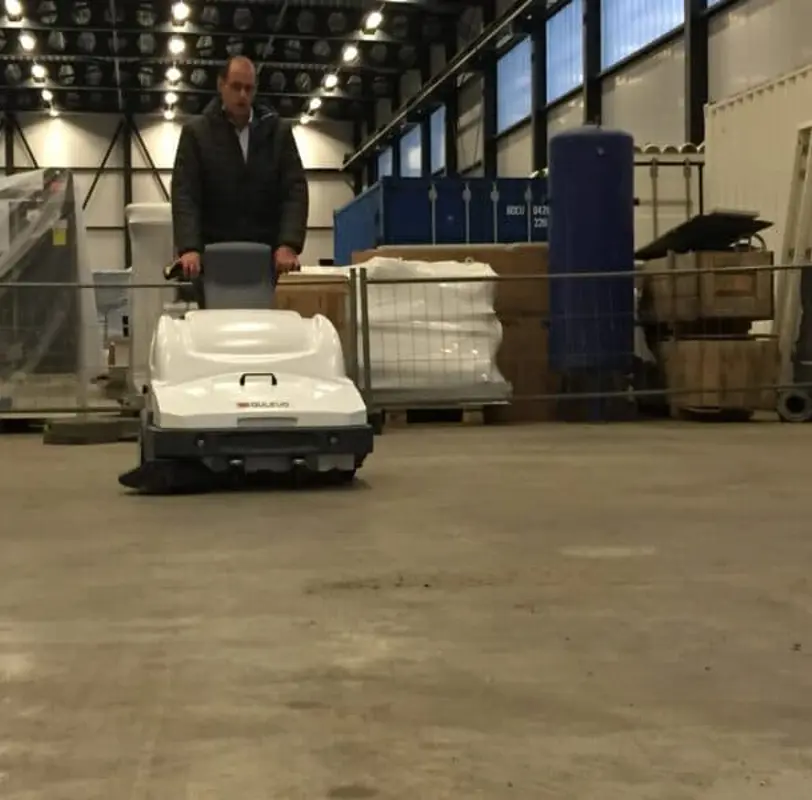 Industriële achterloop veegmachine 900EH in de praktijk
