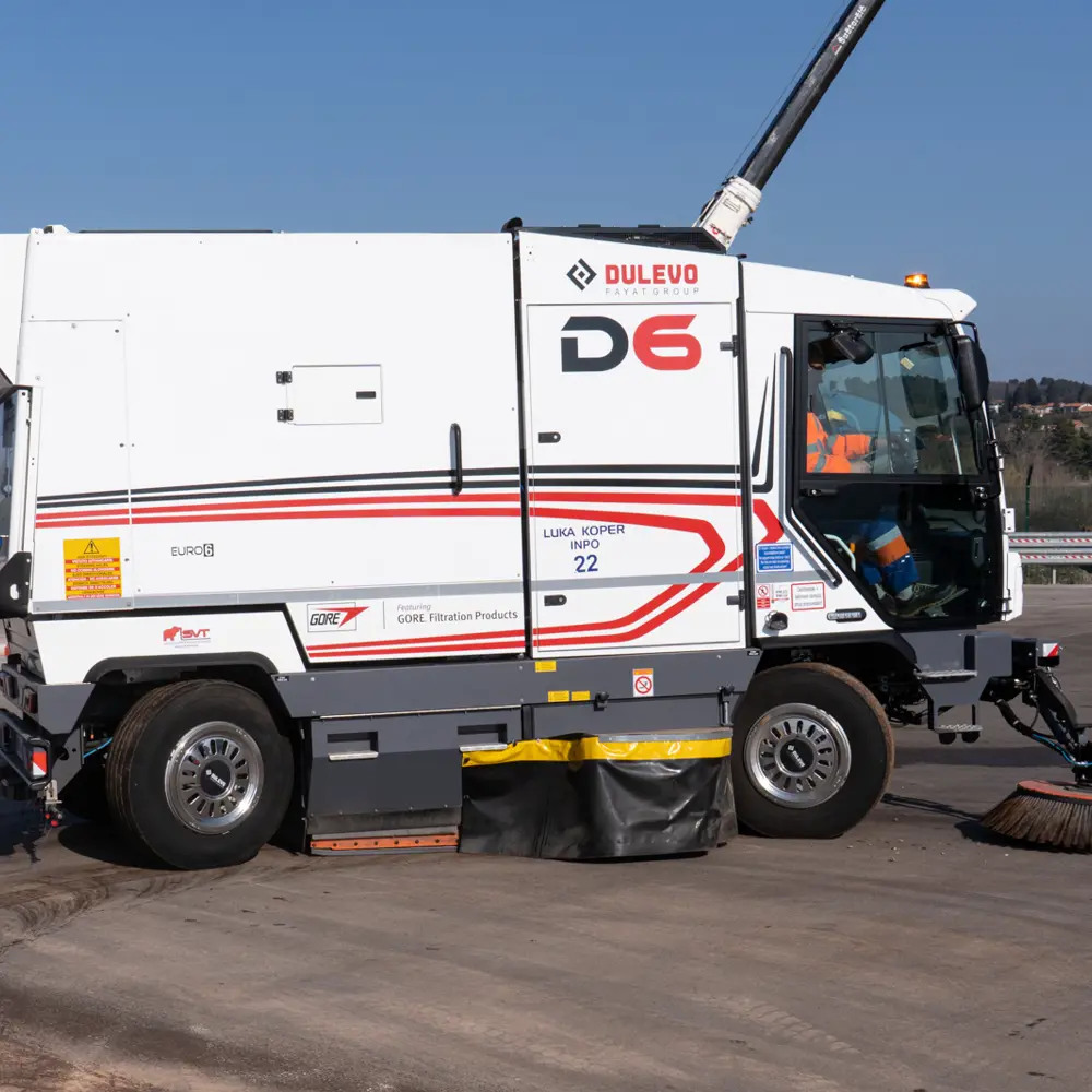 Dulevo D6 veegmachine reinigt een bouwplaats met uitgeslagen zijborstel