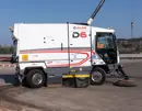 Dulevo D6 veegmachine reinigt een bouwplaats met uitgeslagen zijborstel