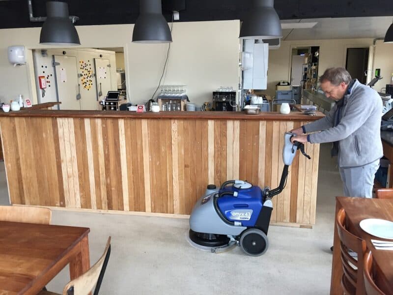 Industriële schrobzuigmachine in restaurant van Biotoko