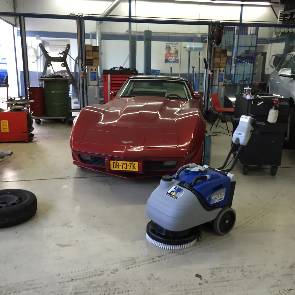 Floorpul Onyx 43B schrobmachine reinigt werkplaatsvloer effectief