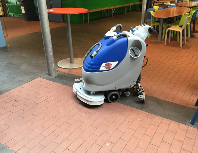 Industriële schrobmachine in een productieomgeving