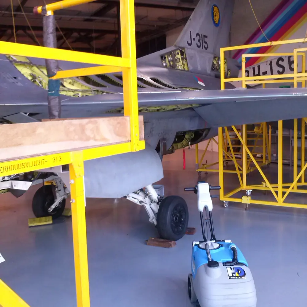 Floorpul Onyx 43B schrobmachine reinigt werkplaatsvloer effectief