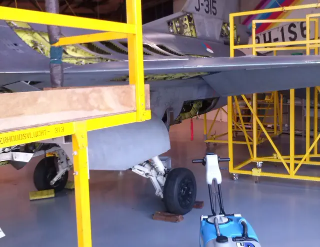 Op een tegelvloer is de kracht van de Floorpul Onyx 43B schrobmachine helemaal zichtbaar