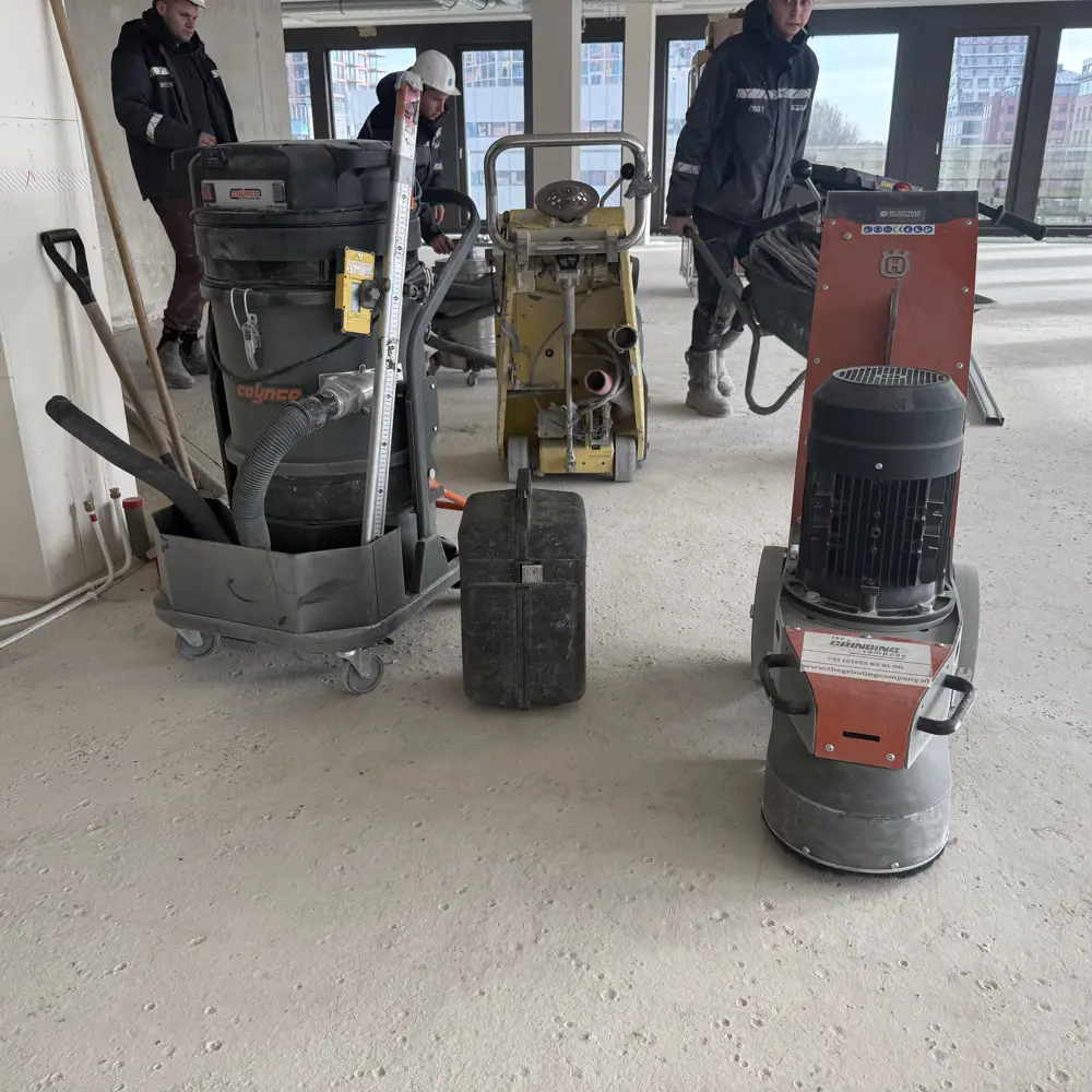 Coynco Iclean 350 fijnstof stofzuiger met schuurmachine op betonnen bouwvloer