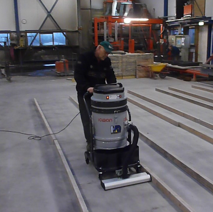 Industriestofzuiger met voorzetzuigmond voor de betonindustrie