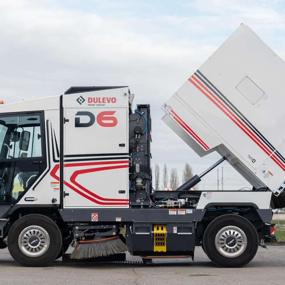 Dulevo D6 veegwagen met opgeheven container voor het lossen van vuil