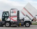 Dulevo D6 veegwagen met opgeheven container voor het lossen van vuil