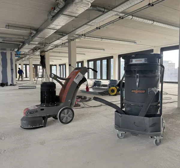 Industriële bouwstofzuiger Coynco Iclean 350 bij vloerschuurwerk in kantoorpand