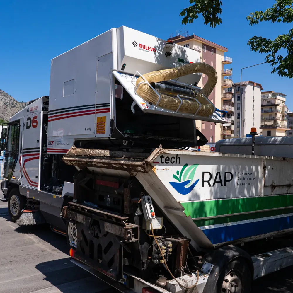 Dulevo D6 veegwagen leegt de vuilcontainer via de hefinrichting