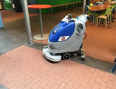 Industriële schrobzuigmachine HD Floorpul Ruby 55BT in de praktijk