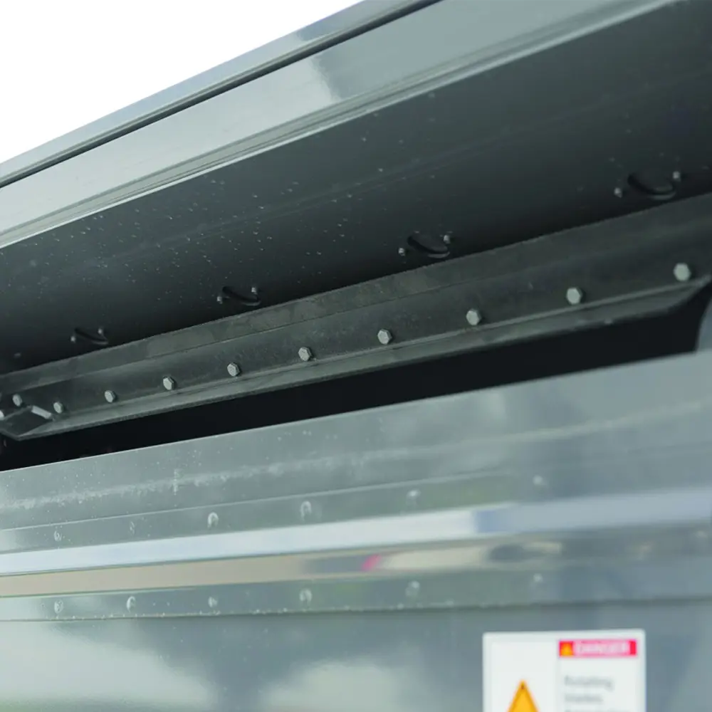 Close-up opening van de jacobsladder van de Dulevo D3 straatveegmachine. Breed, hoog en diep zodat er geen verstoppingen ontstaan tijdens vegen. 