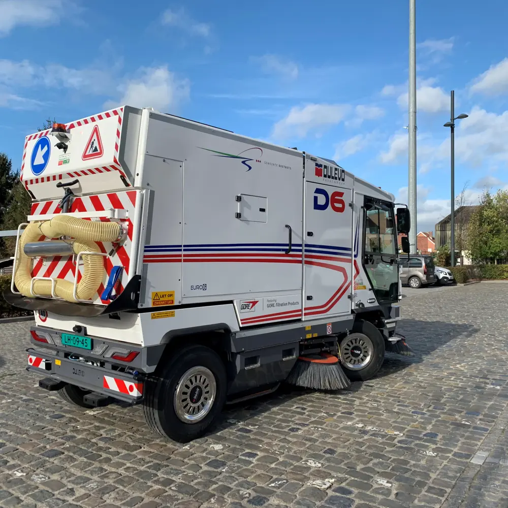Dulevo D6 veegwagen op kinderkopjes in het centrum van Geetbets