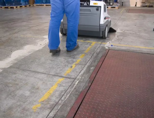 Een zeer eenvoudige maar degelijke achterloop veegmachine