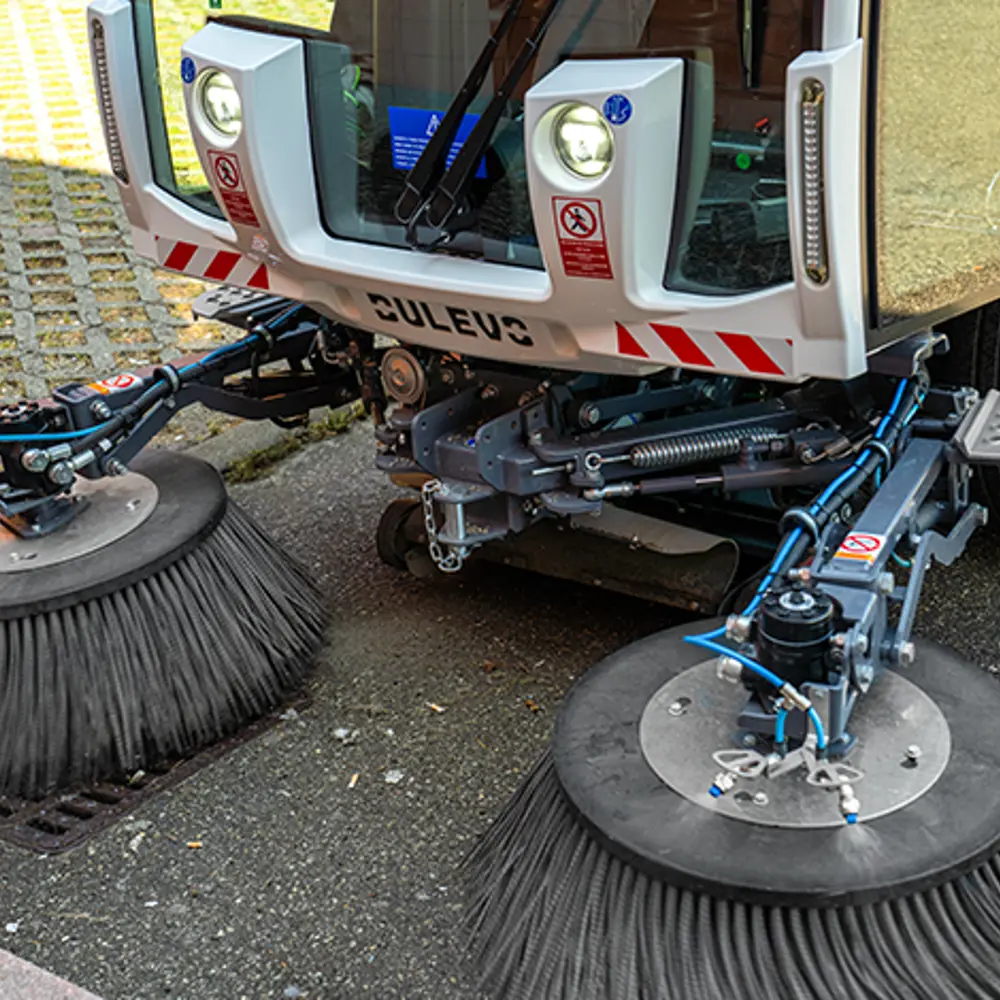 Detail veegborstelsysteem onder Dulevo Dzero2 emissievrije straatveegmachine